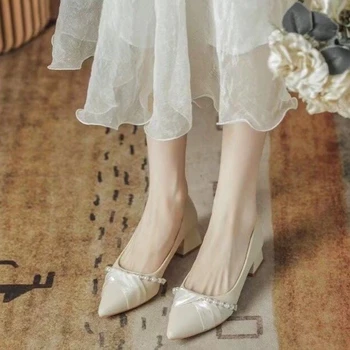 Дамски обувки на висок ток с френски луксозен темперамент, Пролет 2023, Нови перлени бижута, Удобни обувки с остър пръсти на дебелите ток, Основен стил