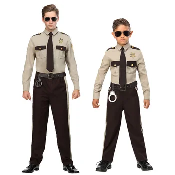 Представяне на сцена на Хелоуин възрастен мъж американски шериф полицейски патрул в цивилни дрехи, cosplay костюм