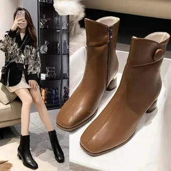 2023 Зимни дамски кожени обувки в стил модни обувки Женски универсални ботуши телесен цвят с груб ток и заплатками на среден ток