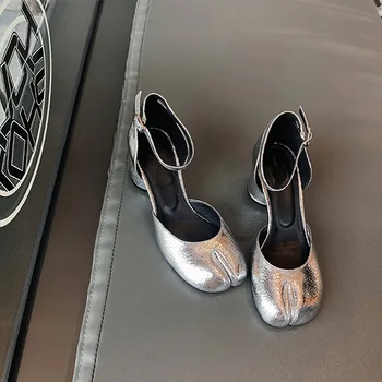 Дамски обувки на висок ток 2023 г., новите тънки Сребърни обувки на дебелите обувки с кръгло бомбе и неглубоким намаляване на свински крака