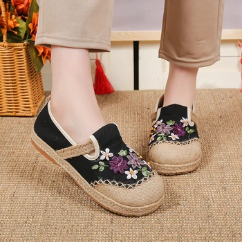 Нова Дамски обувки на плоска подметка с бродерии и цветя, 2023, Есенна Удобна Парусиновая Ежедневни Обувки, Дамски Обувки-Эспадрилья в Китайски стил, Дамски обувки