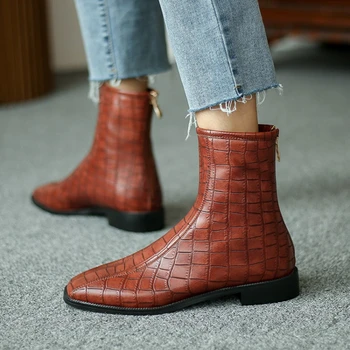zapatos de mujer 2020; дамски обувки; Ботильоны от естествена кожа с квадратни пръсти; Модни топли зимни къса обувки; Обувки размер 46; Q8838;